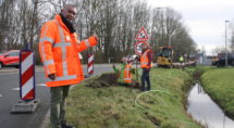 Uitvoerder Henk Rada (l) en uiterst rechts Theo die vorige week vanuit Griekenland overkwam om dit werk te doen