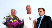 Kees van der Klocht (midden) geflankeerd door zijn vrouw Dineke en burgemeester Eddy Bilder,
Foto's Gerrit Slurink